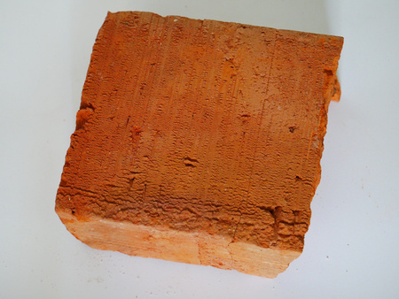 Kesz cegła z wklejonym pojemnikiem 8 ml.