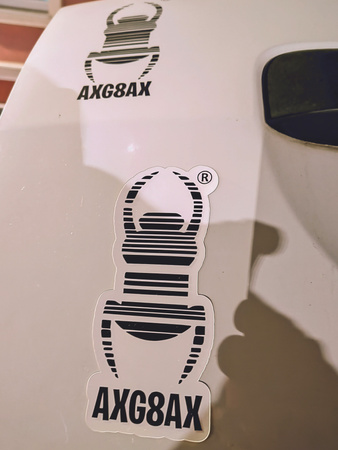 Magnes z grafiką i kodem Travel Bug. Na samochód, motocykl ...