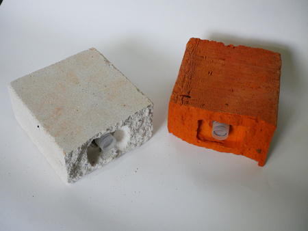 Kesz cegła z wklejonym pojemnikiem 8 ml.