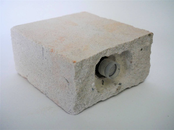 Kesz cegła (biała) z wklejonym pojemnikiem 8 ml.